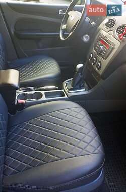 Хэтчбек Ford Focus 2011 в 