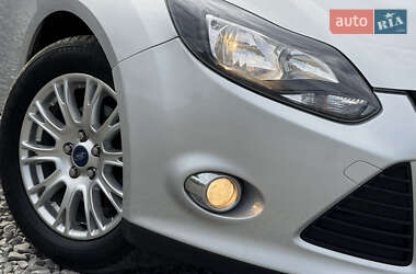 Хэтчбек Ford Focus 2011 в 