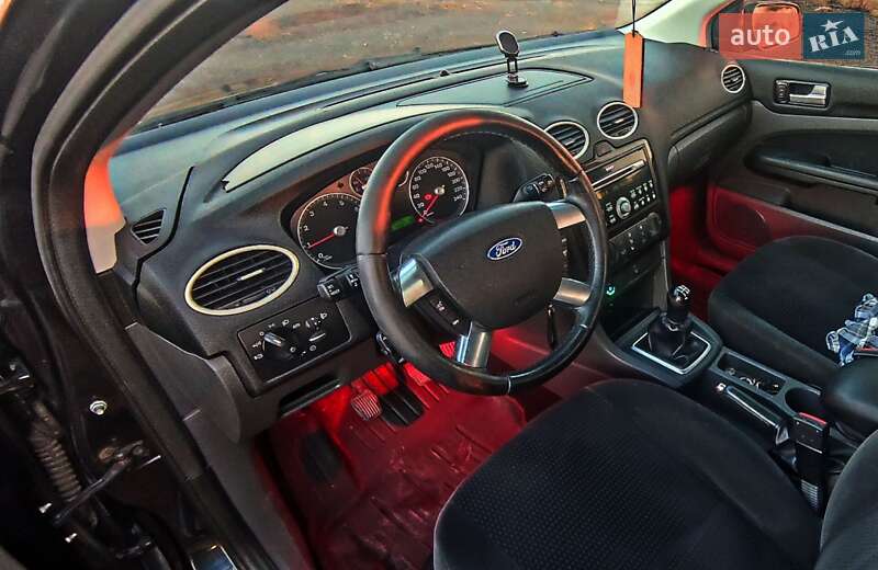 Седан Ford Focus 2006 в Краснограде
