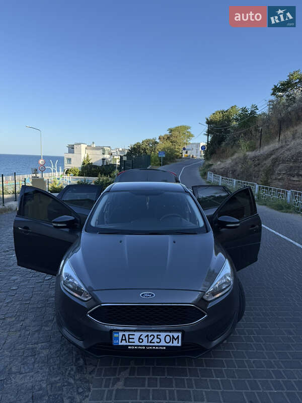 Седан Ford Focus 2015 в 