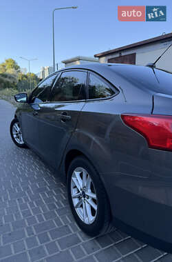 Седан Ford Focus 2015 в 