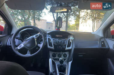 Хэтчбек Ford Focus 2012 в 