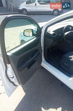 Хэтчбек Ford Focus 2011 в 