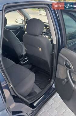 Хэтчбек Ford Focus 2000 в 