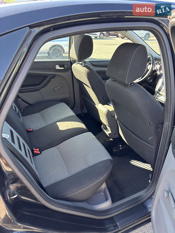 Хэтчбек Ford Focus 2010 в Рокитном