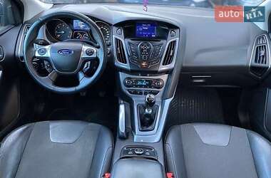 Хэтчбек Ford Focus 2011 в 