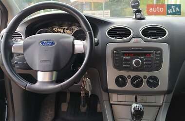 Хэтчбек Ford Focus 2011 в 