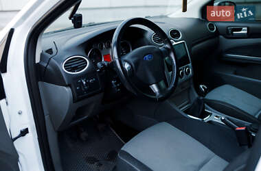 Хэтчбек Ford Focus 2011 в 