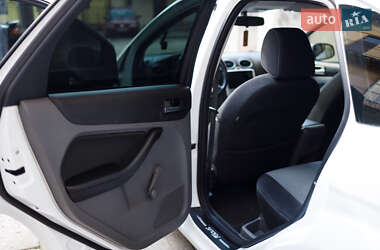 Хэтчбек Ford Focus 2011 в 