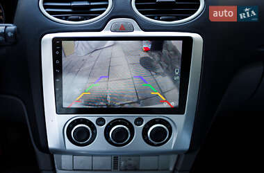 Хэтчбек Ford Focus 2011 в 