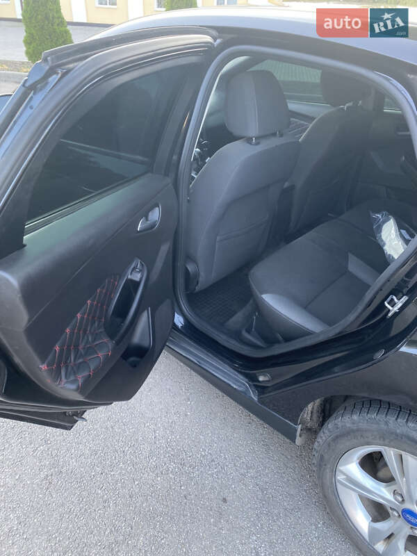 Хэтчбек Ford Focus 2012 в Синельниково