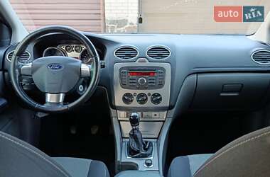 Хэтчбек Ford Focus 2011 в 