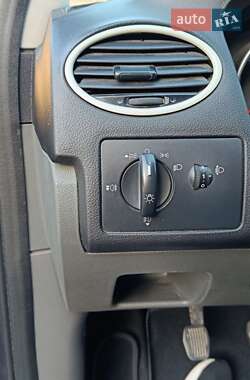 Хэтчбек Ford Focus 2011 в 