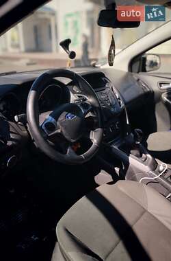 Хэтчбек Ford Focus 2011 в 