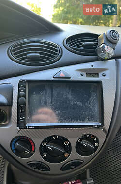 Хэтчбек Ford Focus 2004 в 