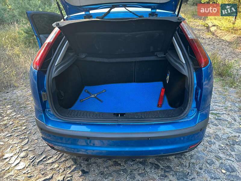 Хетчбек Ford Focus 2004 в Дніпрі