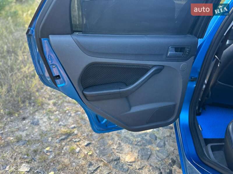 Хетчбек Ford Focus 2004 в Дніпрі