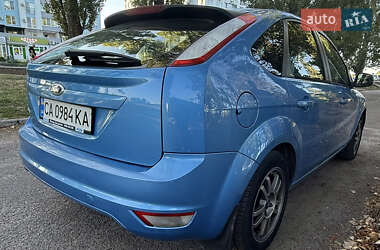 Хэтчбек Ford Focus 2010 в 