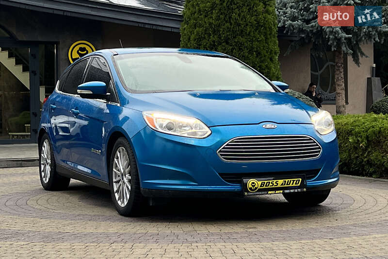 Хэтчбек Ford Focus 2012 в 