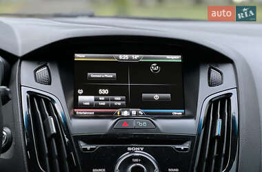 Хэтчбек Ford Focus 2012 в 