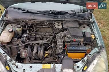 Хэтчбек Ford Focus 2000 в 