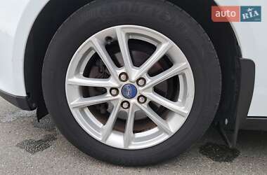 Хэтчбек Ford Focus 2015 в 