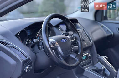 Хэтчбек Ford Focus 2011 в 
