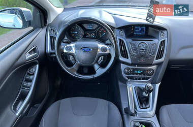 Хэтчбек Ford Focus 2011 в 