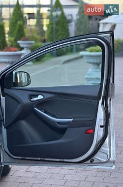 Хэтчбек Ford Focus 2011 в 