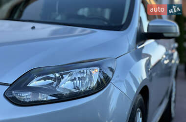 Хэтчбек Ford Focus 2011 в 