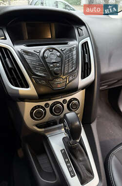 Хэтчбек Ford Focus 2011 в 