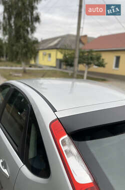 Хэтчбек Ford Focus 2006 в 