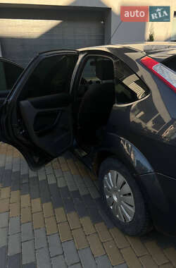 Хэтчбек Ford Focus 2011 в 