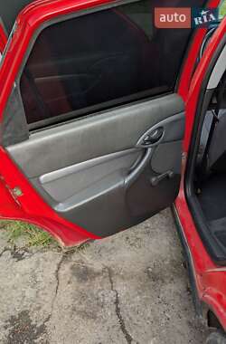 Хэтчбек Ford Focus 2003 в 