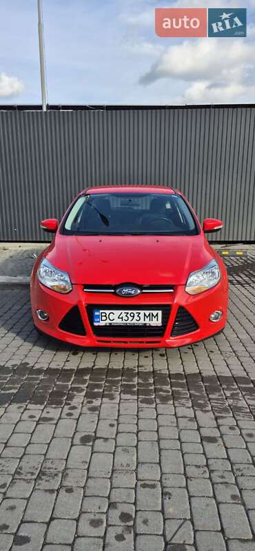 Хэтчбек Ford Focus 2012 в 