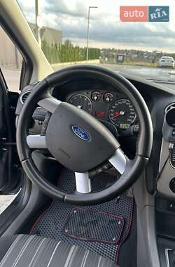 Хэтчбек Ford Focus 2011 в 