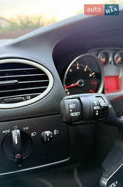 Хэтчбек Ford Focus 2011 в 