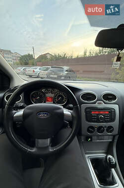 Хэтчбек Ford Focus 2011 в 
