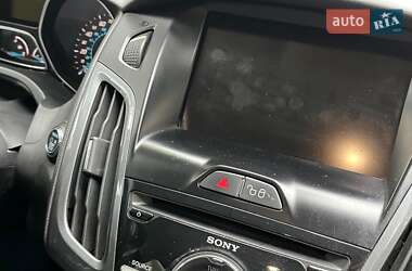 Хэтчбек Ford Focus 2011 в 