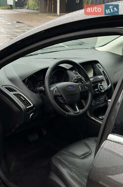 Седан Ford Focus 2015 в 