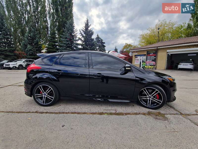 Хэтчбек Ford Focus 2017 в Днепре