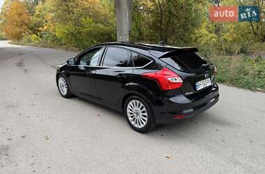 Хэтчбек Ford Focus 2012 в 