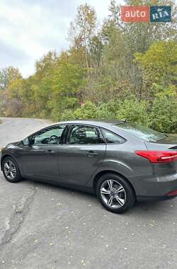 Седан Ford Focus 2015 в 