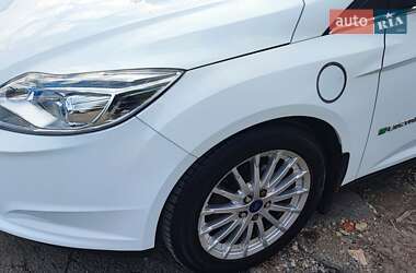 Хетчбек Ford Focus 2013 в 