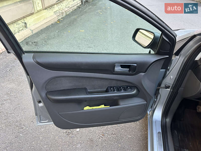 Хетчбек Ford Focus 2005 в Чернівцях фото 16 Хетчбек Ford Focus 2005 в Чернівцях