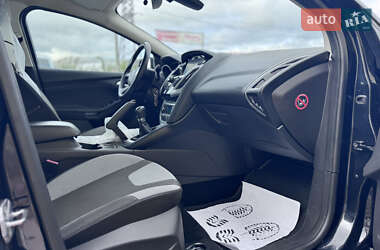 Хэтчбек Ford Focus 2011 в 