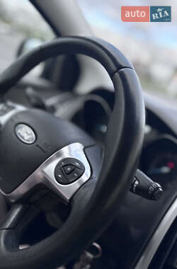 Хэтчбек Ford Focus 2011 в 