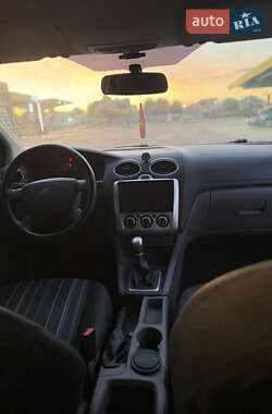 Хэтчбек Ford Focus 2011 в 