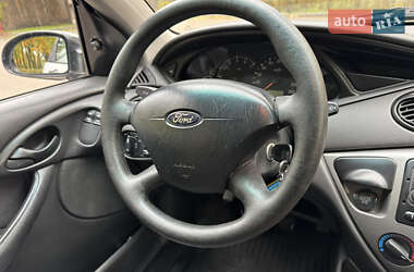 Хэтчбек Ford Focus 2004 в 