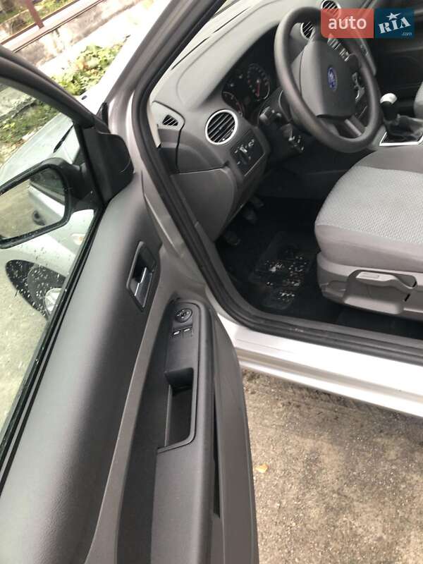 Хетчбек Ford Focus 2005 в Золочеві фото 7 Хетчбек Ford Focus 2005 в Золочеві